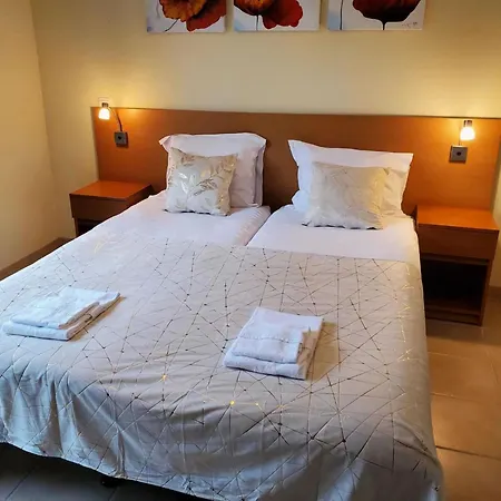 In With Golf & Pool Access Nyaraló *